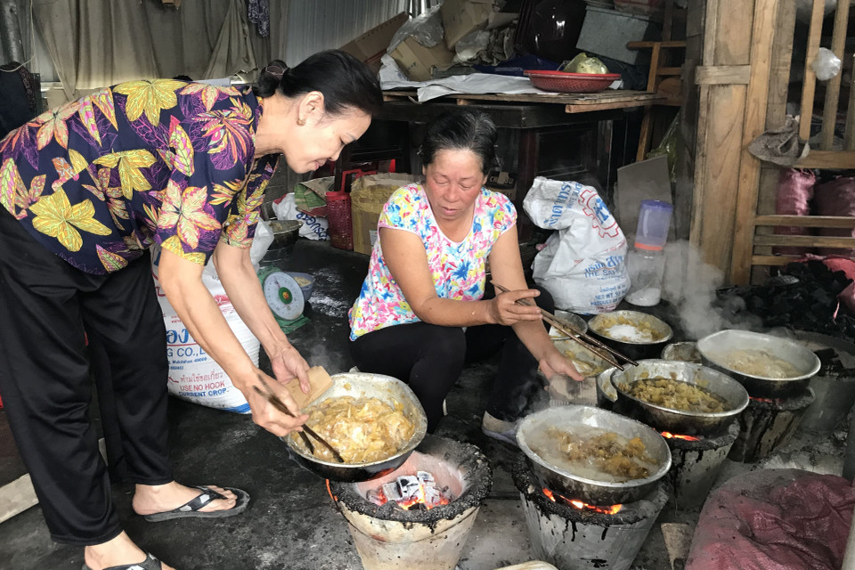 Những bếp lửa nấu mứt gừng đỏ lửa cả ngày và đêm để kịp phục vụ nhu cầu Tết. (Ảnh: Thanh Thủy/TTXVN)