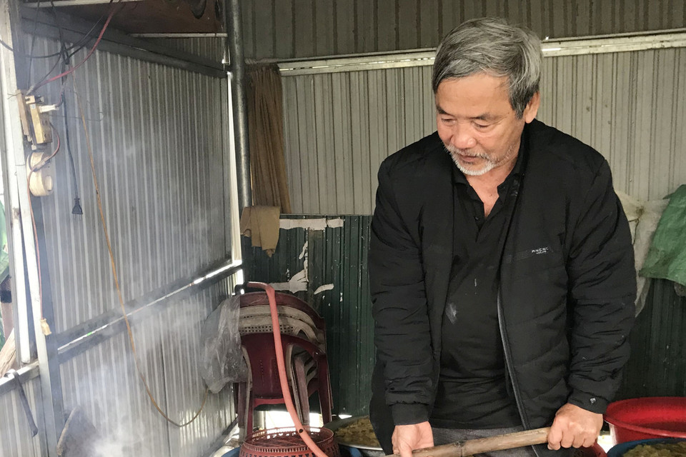 Gừng tươi được luộc bằng chanh sau đó vớt ra rửa sạch rồi làm mứt. (Ảnh: Thanh Thủy/TTXVN)