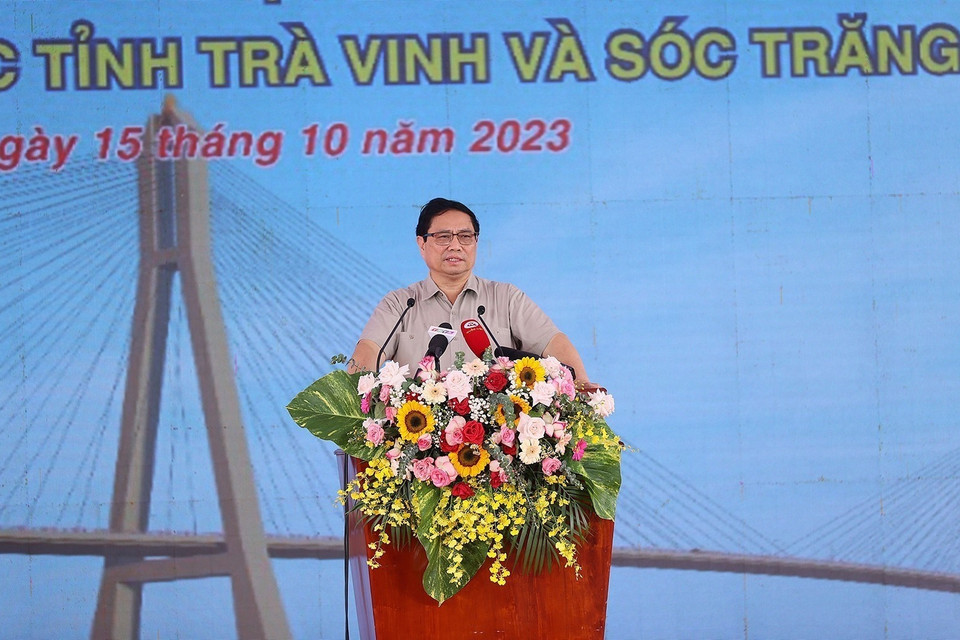 Thủ tướng Phạm Minh Chính phát biểu tại Lễ khởi công Dự án Đầu tư Xây dựng Cầu Đại Ngãi. (Ảnh: Dương Giang/TTXVN)