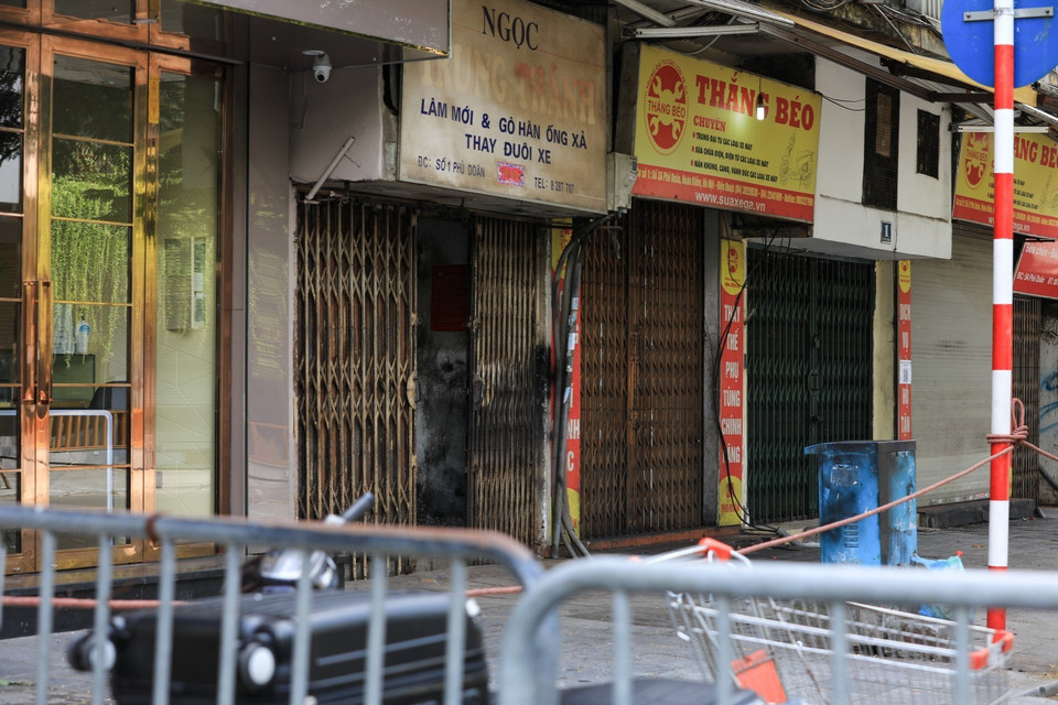 Toàn bộ cửa hàng, kinh doanh trên phố Phủ Doãn đóng cửa đảm bảo công tác phòng chống dịch. (Ảnh: Thành Đạt/TTXVN)