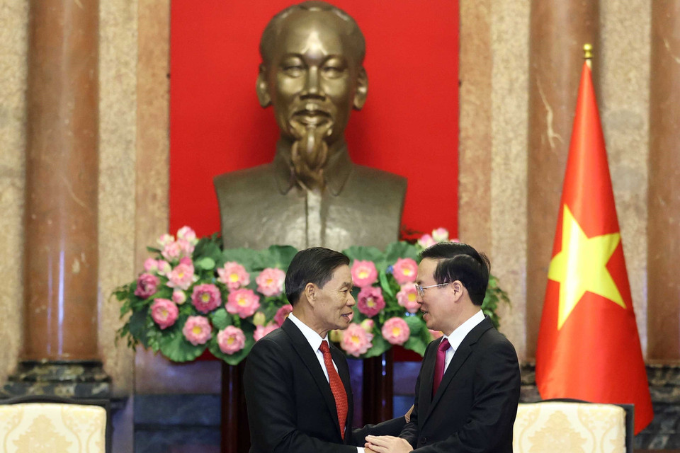 Chủ tịch nước Võ Văn Thưởng tiếp ông Sinlavong Khoutphaythoune, Ủy viên Bộ Chính trị Đảng Nhân dân Cách mạng Lào, Chủ tịch Trung ương Mặt trận Lào Xây dựng Đất nước. (Ảnh: Thống Nhất/TTXVN)