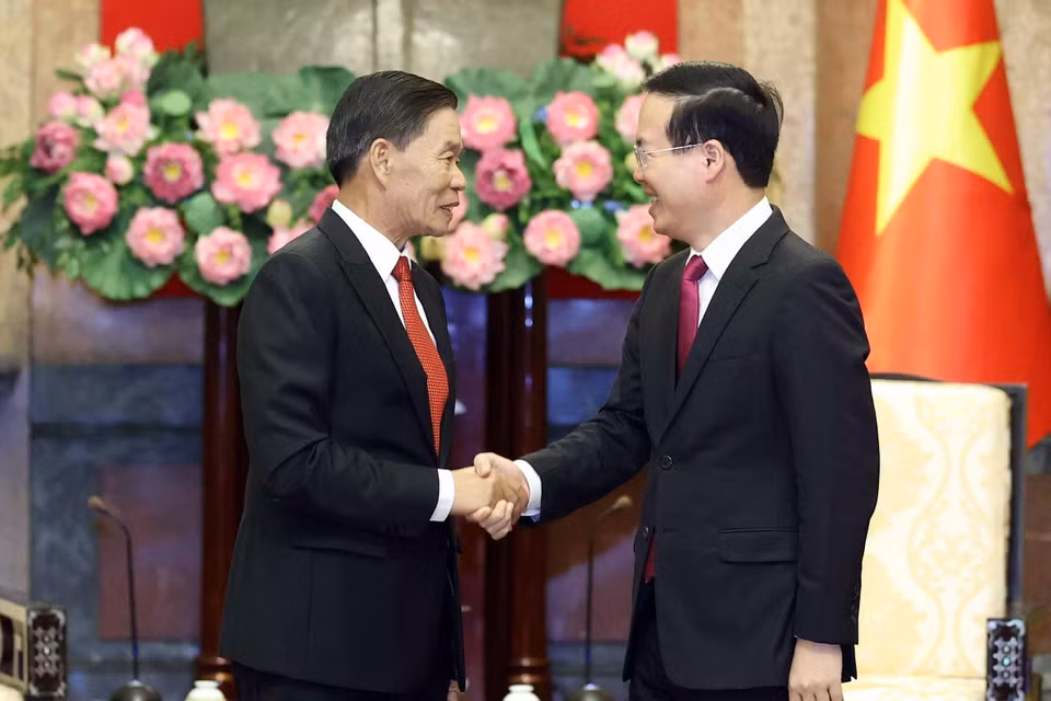 Chủ tịch nước Võ Văn Thưởng tiếp ông Sinlavong Khoutphaythoune, Ủy viên Bộ Chính trị Đảng Nhân dân Cách mạng Lào, Chủ tịch Trung ương Mặt trận Lào Xây dựng Đất nước. (Ảnh: Thống Nhất/TTXVN)