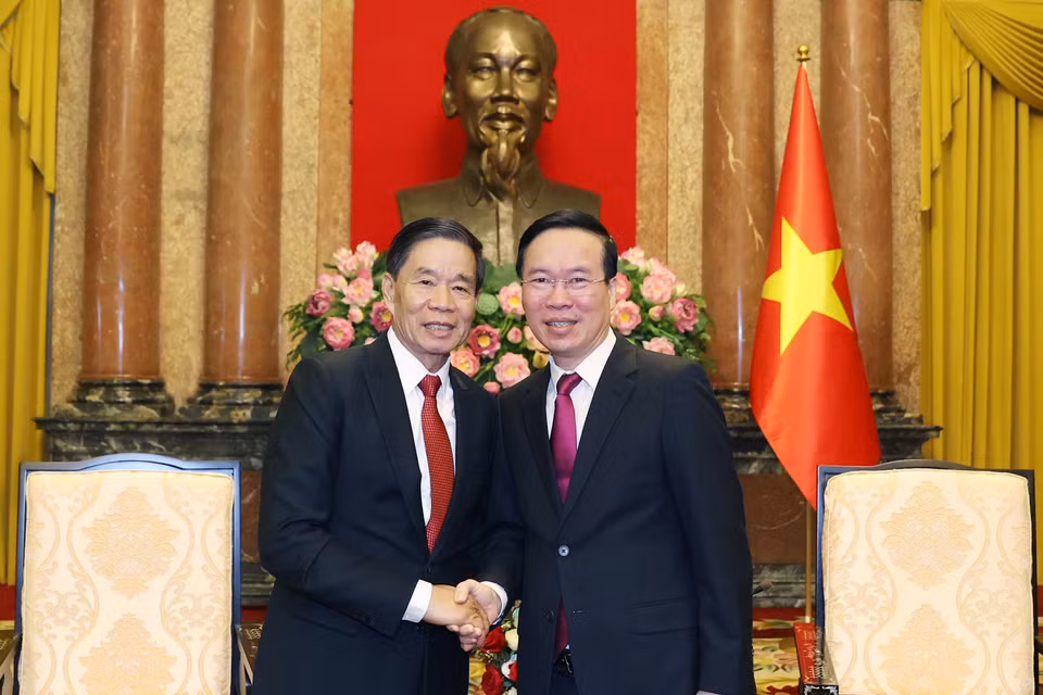 Chủ tịch nước Võ Văn Thưởng tiếp ông Sinlavong Khoutphaythoune, Ủy viên Bộ Chính trị Đảng Nhân dân Cách mạng Lào, Chủ tịch Trung ương Mặt trận Lào Xây dựng Đất nước. (Ảnh: Thống Nhất/TTXVN)