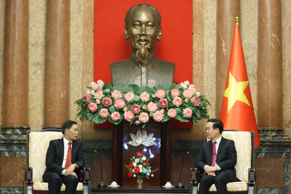 Chủ tịch nước Võ Văn Thưởng tiếp ông Sinlavong Khoutphaythoune, Ủy viên Bộ Chính trị Đảng Nhân dân Cách mạng Lào, Chủ tịch Trung ương Mặt trận Lào Xây dựng Đất nước. (Ảnh: Thống Nhất/TTXVN)
