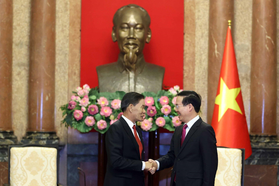 Chủ tịch nước Võ Văn Thưởng tiếp ông Sinlavong Khoutphaythoune, Ủy viên Bộ Chính trị Đảng Nhân dân Cách mạng Lào, Chủ tịch Trung ương Mặt trận Lào Xây dựng Đất nước. (Ảnh: Thống Nhất/TTXVN)