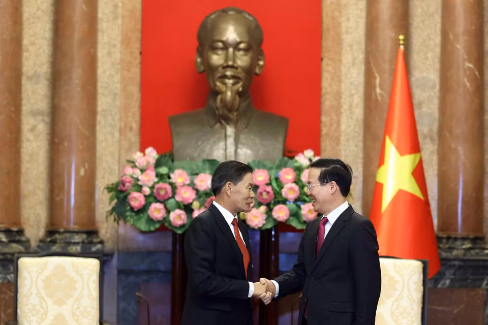 Chủ tịch nước Võ Văn Thưởng tiếp ông Sinlavong Khoutphaythoune, Ủy viên Bộ Chính trị Đảng Nhân dân Cách mạng Lào, Chủ tịch Trung ương Mặt trận Lào Xây dựng Đất nước. (Ảnh: Thống Nhất/TTXVN)