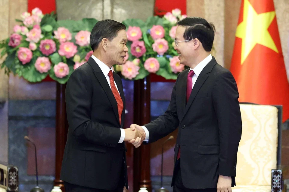 Chủ tịch nước Võ Văn Thưởng tiếp ông Sinlavong Khoutphaythoune, Ủy viên Bộ Chính trị Đảng Nhân dân Cách mạng Lào, Chủ tịch Trung ương Mặt trận Lào Xây dựng Đất nước. (Ảnh: Thống Nhất/TTXVN)