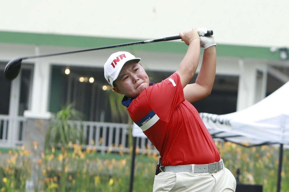 VĐV Holly Halim Victoria (Indonesia) thi đấu ở hố golf số 10 vòng 1 cá nhân nữ. (Ảnh: Hoàng Hùng/TTXVN)