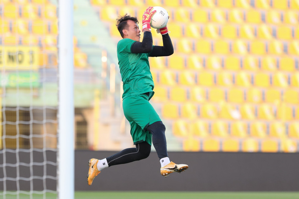 Tối 14/6, đội tuyển Việt Nam đã có buổi tập làm quen sân Zabeel để chuẩn bị cho trận đấu với đội tuyển UAE vào tối ngày 15/6/2021. Trong ảnh: Thủ môn Tấn Trường luyện tập. (Ảnh: Hoàng Linh/TTXVN)