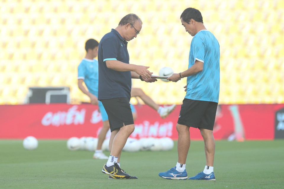 HLV Park Hang-seo bàn giao công việc chỉ đạo cho trợ lý Lee Young-jin. (Ảnh: Hoàng Linh/TTXVN)