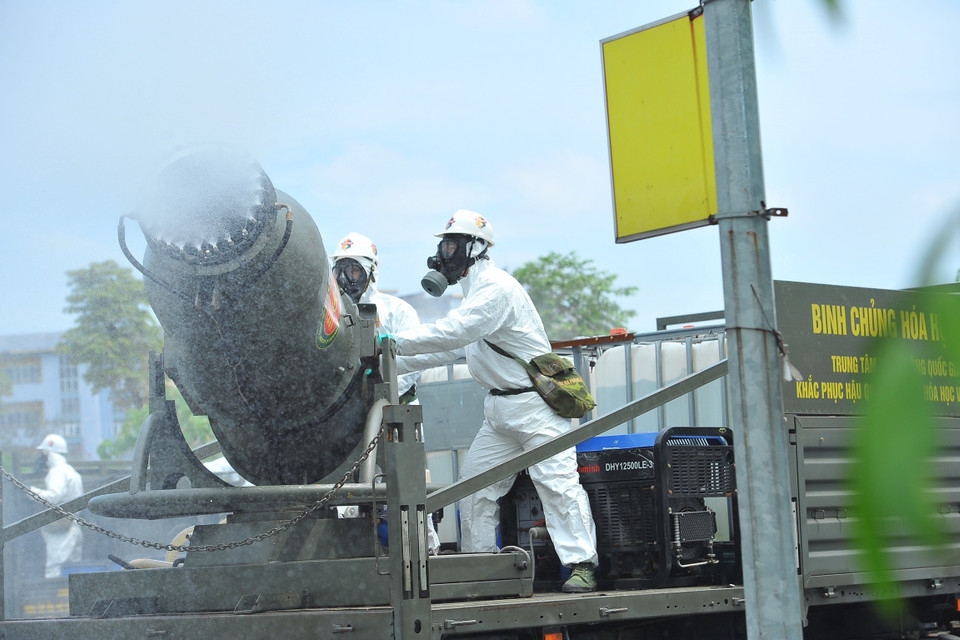 Bộ đội hóa học phun thuốc khử trùng Bệnh viện Bệnh Nhiệt đới Trung ương cơ sở Đông Anh. (Ảnh: Minh Đức/TTXVN)