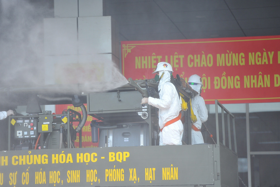 Bộ đội hóa học phun thuốc khử trùng Bệnh viện Bệnh Nhiệt đới Trung ương cơ sở Đông Anh. (Ảnh: Minh Đức/TTXVN)