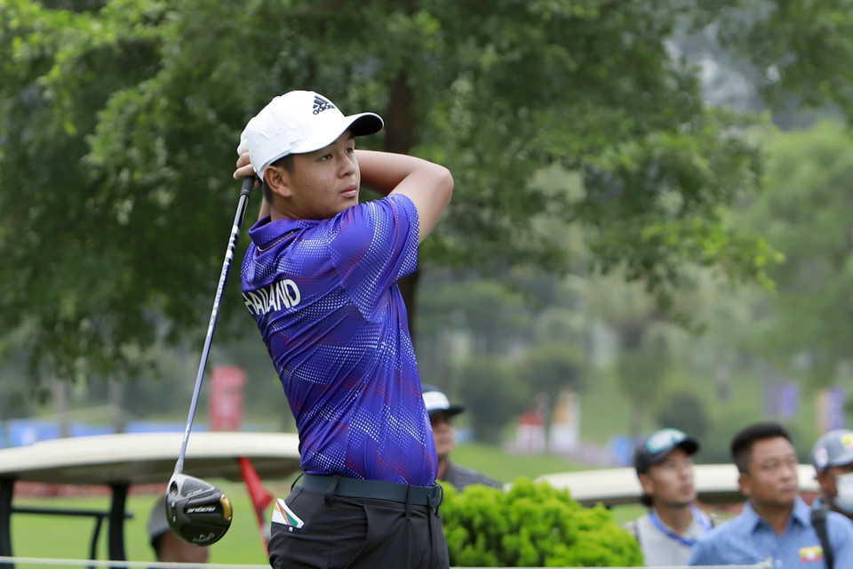 VĐV Thái Lan Ratchanon Chantananuwat (được đánh giá là ứng cử viên vô địch tại giải đấu) thi đấu ở hố golf số 1 vòng 1 cá nhân nam. (Ảnh: Hoàng Hùng/TTXVN)