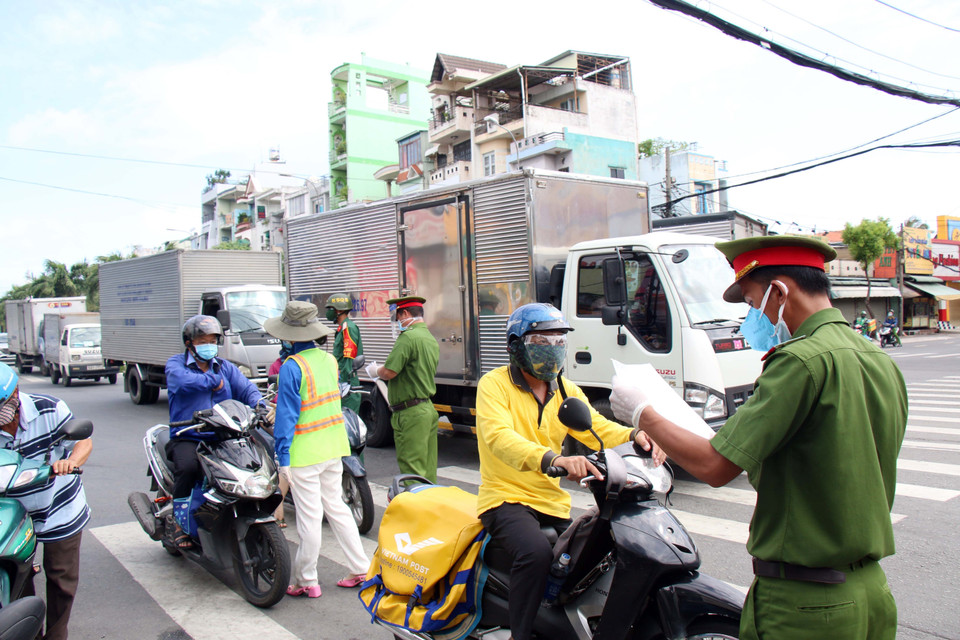 Trong sáng 2/8/2021, các phương tiện lưu thông chủ yếu là xe tải chở hàng hóa và lực lượng shipper cùng người làm các công việc được phép theo quy định. (Ảnh: Tiến Lực/TTXVN)
