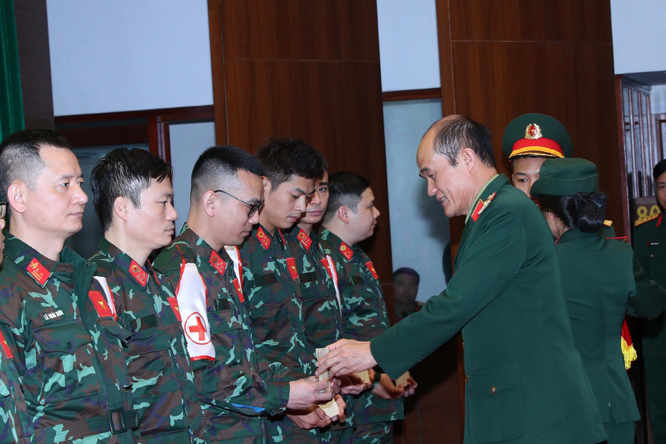 Lãnh đạo Tổng cục Hậu cần tặng quà, động viên cán bộ, chiến sỹ trước khi lên đường. (Ảnh: Trọng Đức/TTXVN)