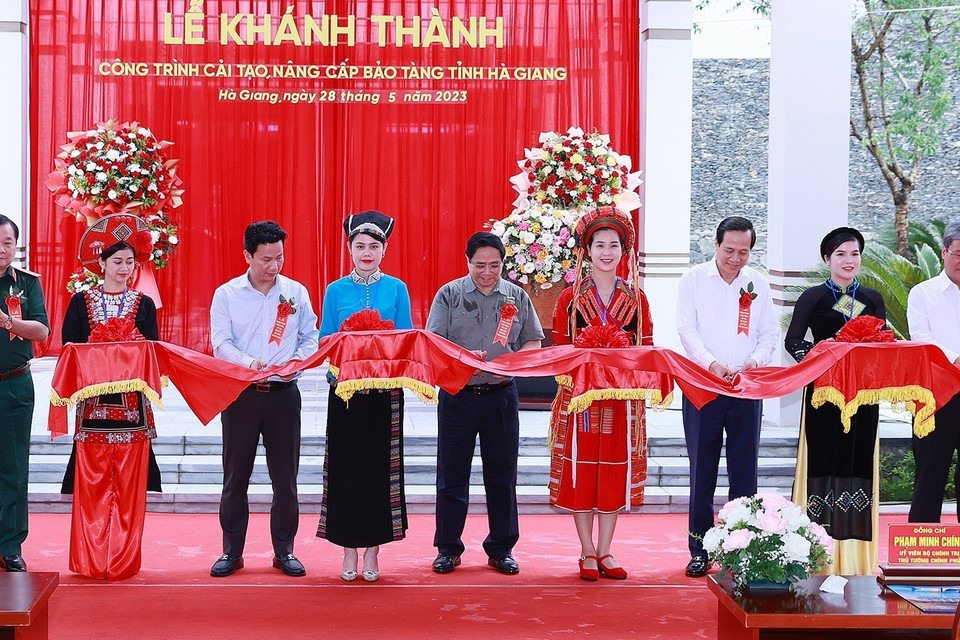 Cũng trong sáng 28/5, Thủ tướng Phạm Minh Chính dự Lễ khánh thành công trình cải tạo, nâng cấp Bảo tàng tỉnh Hà Giang. Trong ảnh: Thủ tướng Phạm Minh Chính và các đại biểu cắt băng khánh thành công trình Bảo tàng tỉnh Hà Giang. (Ảnh: Dương Giang/TTXVN)