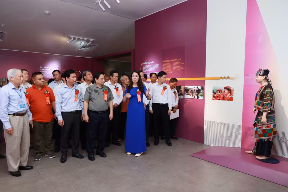 Thủ tướng Phạm Minh Chính tham quan trưng bày hiện vật tại Bảo tàng tỉnh Hà Giang. (Ảnh: Dương Giang/TTXVN)