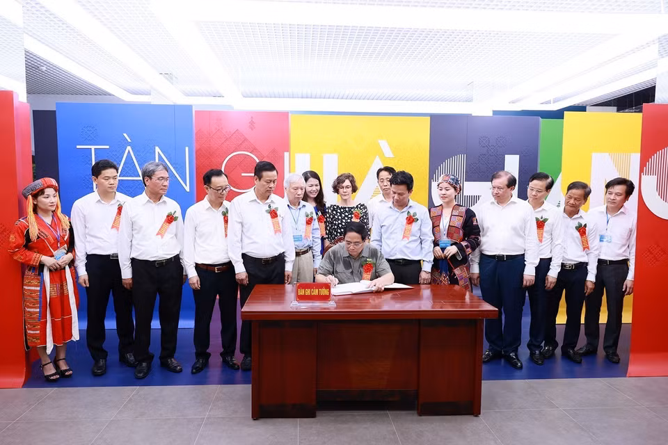 Thủ tướng Phạm Minh Chính viết lưu bút sau tại Bảo tàng tỉnh Hà Giang. (Ảnh: Dương Giang/TTXVN)