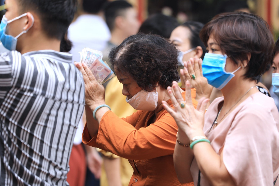 Đeo khẩu trang sai cách vẫn tiềm ẩn nguy cơ lây nhiễm dịch bệnh ở những chỗ đông người. (Ảnh: Thành Đạt/TTXVN)