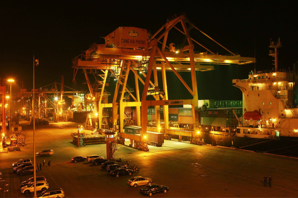 Bến container Tân Vũ - Lạch Huyện có 5 cầu tàu tổng chiều dài hơn 980m, năng lực tiếp nhận tàu tải trọng đến 40.000 tấn, được trang thiết bị tiên tiến hiện đại nhất khu vực bán đảo Đình Vũ-Hải Phòng. (Ảnh: Lâm Khánh/TTXVN)