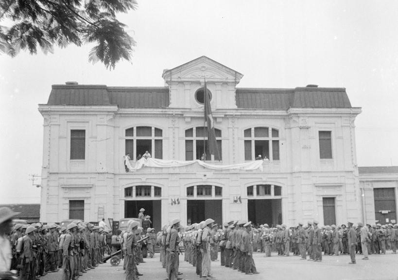 Bộ đội ta tiếp quản ga Hải Phòng. (Ảnh: Tư liệu TTXVN)