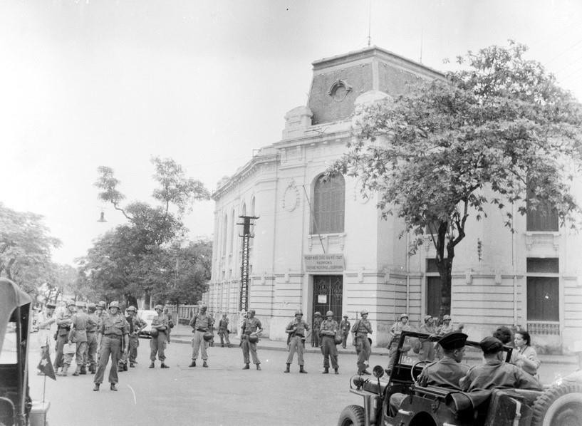 Quân đội Pháp rút khỏi Sở Kho bạc Hải Phòng. (Ảnh: Tư liệu TTXVN)