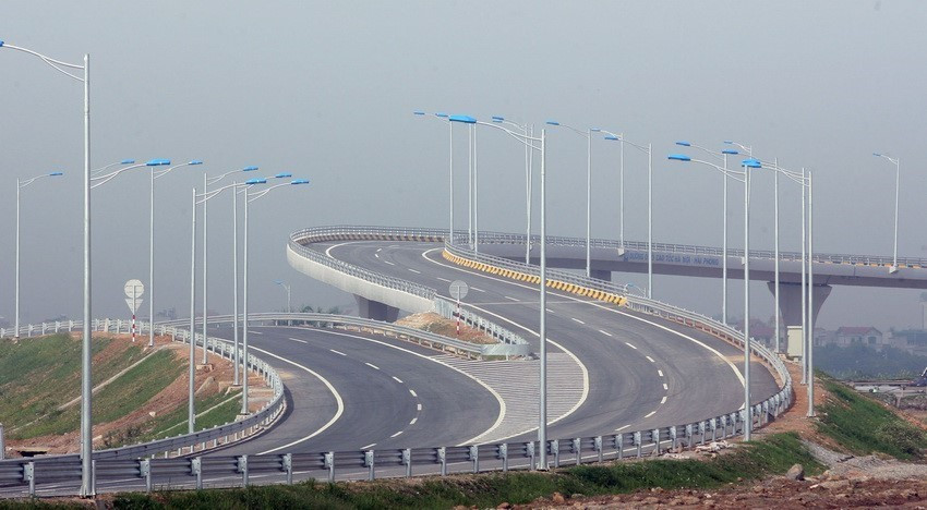 Đường cao tốc Hà Nội-Hải Phòng hoàn thành, góp phần đưa KKT Đình Vũ-Cát Hải trở thành KKT hàng đầu của cả nước. (Ảnh: Huy Hùng/TTXVN)