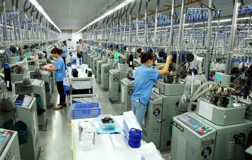 Dây chuyền sản xuất tất xuất khẩu mới đưa vào hoạt động tại Công ty TNHH Jasan Việt Nam (vốn đầu tư Trung Quốc) trong Khu công nghiệp VSIP Hải Phòng - một trong những KCN thu hút nhiều nhà đầu tư nước ngoài nhất trong KKT Đình Vũ-Cát Hải. (Ảnh: Danh Lam/TTXVN)