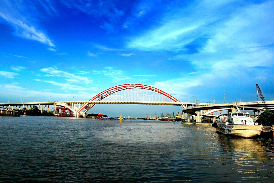 Cầu Hoàng Văn Thụ bắc qua sông Cấm, nối phường Minh Khai (quận Hồng Bàng) với xã Tân Dương (huyện Thủy Nguyên). Cầu có kiến trúc độc đáo dáng vòm. (Ảnh: An Đăng/TTXVN)