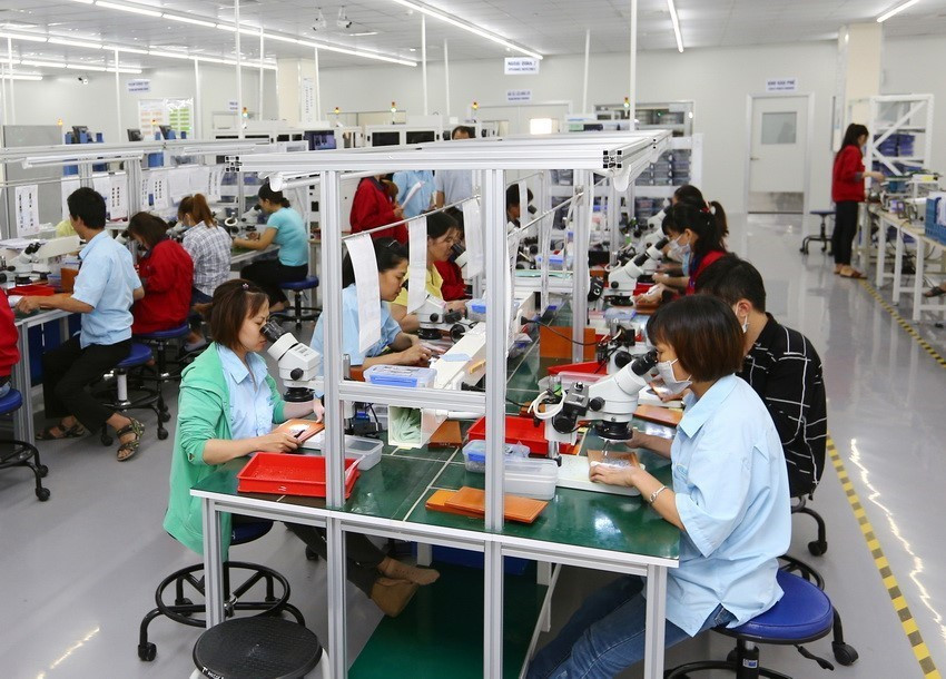 Dây chuyền sản xuất cuộn cảm in đa tầng và cuộn cảm dây cuốn xuất khẩu tại Công ty trách nhiệm hữu hạn điện tử Chilisin Việt Nam, vốn đầu tư của Đài Loan-Trung Quốc, tại Khu công nghiệp VSIP Hải Phòng. (Ảnh: Danh Lam/TTXVN)