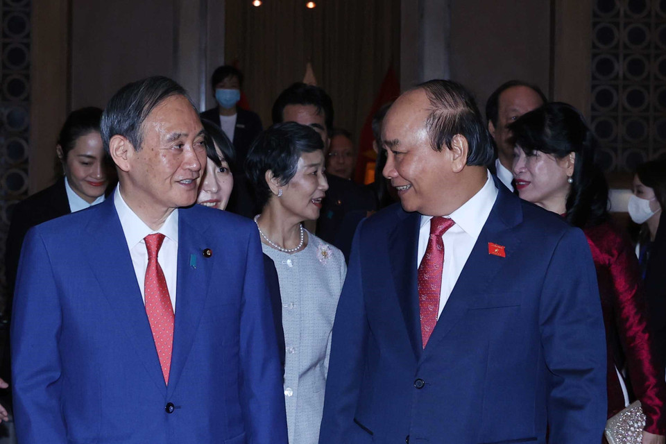 Thủ tướng Nguyễn Xuân Phúc và Phu nhân tiễn Thủ tướng Nhật Bản Suga Yoshihide và Phu nhân. (Ảnh: Thống Nhất/TTXVN)