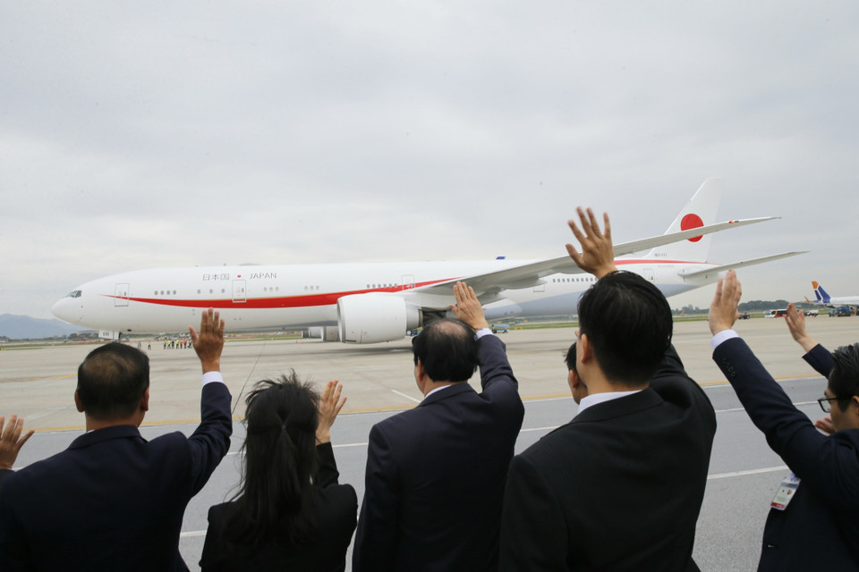 Bộ trưởng, Chủ nhiệm Văn phòng Chính phủ Mai Tiến Dũng và các thành viên Chính phủ tiễn Thủ tướng Nhật Bản Suga Yoshihide và Phu nhân tại sân bay quốc tế Nội Bài (Hà Nội). (Ảnh: Doãn Tấn/TTXVN)