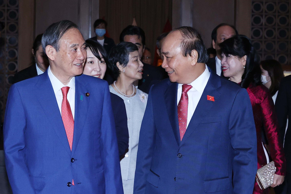 Thủ tướng Nguyễn Xuân Phúc và Phu nhân tiễn Thủ tướng Nhật Bản Suga Yoshihide và Phu nhân. (Ảnh: Thống Nhất/TTXVN)