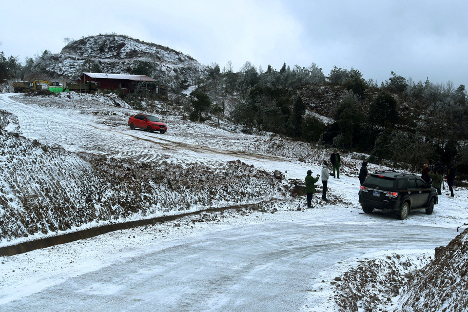 Tuyết rơi phủ trắng làng bản tại xã Y Tý, huyện Bát Xát. (Ảnh: Quốc Khánh/TTXVN)