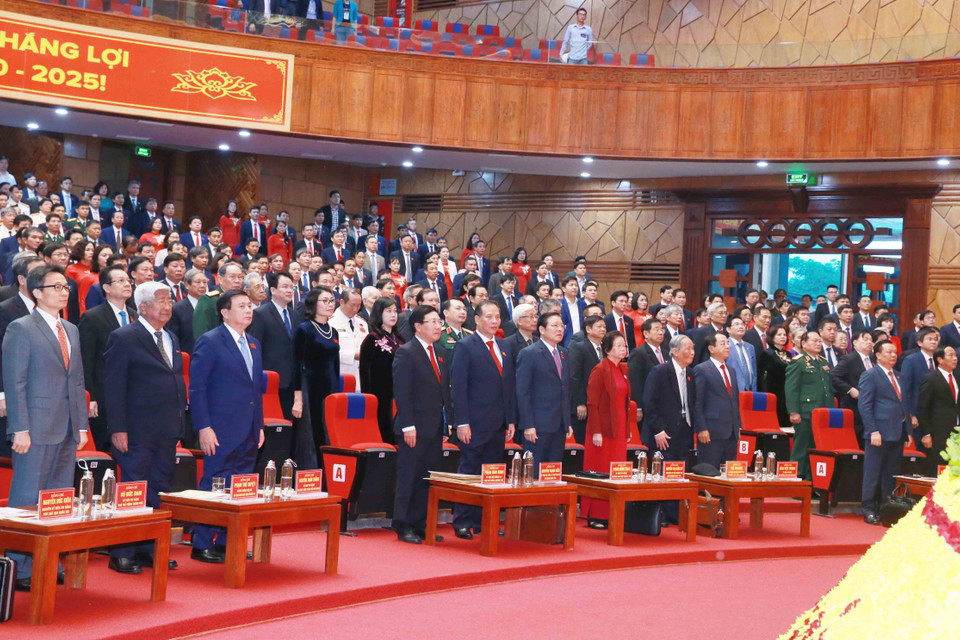 Các đại biểu dự Đại hội thực hiện nghi thức chào cờ. (Ảnh: Phương Hoa/TTXVN)