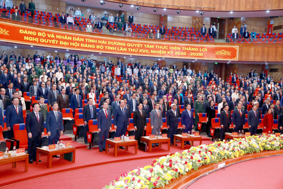 Các đại biểu dự Đại hội thực hiện nghi thức chào cờ. (Ảnh: Phương Hoa/TTXVN)