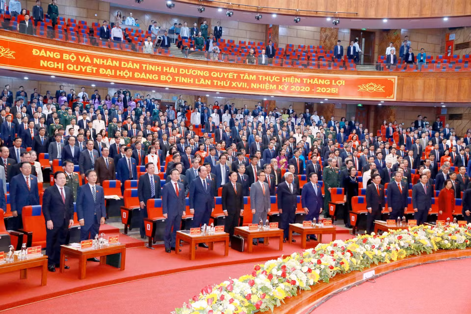 Các đại biểu dự Đại hội thực hiện nghi thức chào cờ. (Ảnh: Phương Hoa/TTXVN)