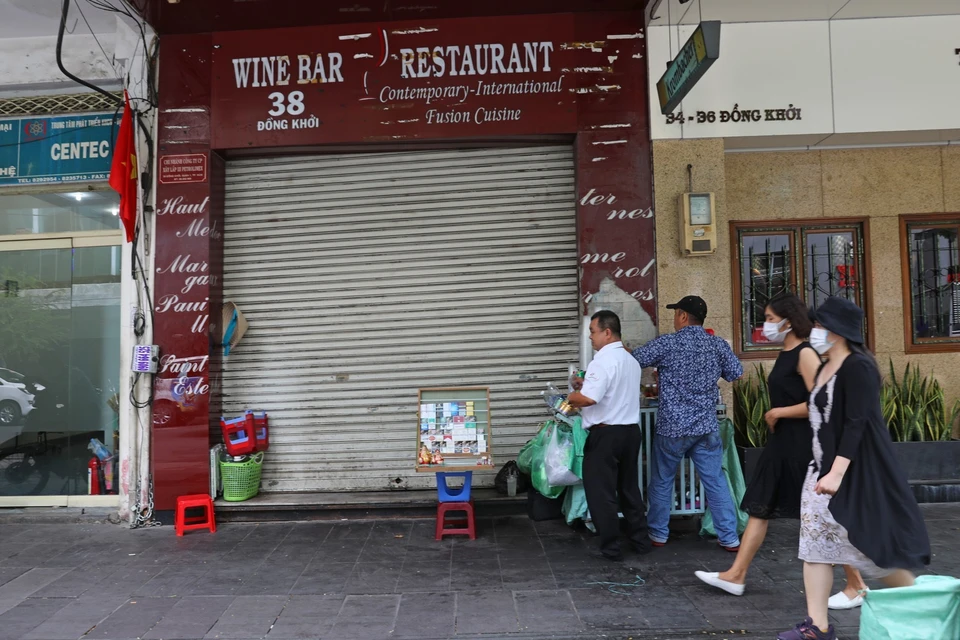 Nhiều cửa hàng trên đường Đồng Khởi có giá thuê mặt bằng khá đắt đỏ đã phải đóng cửa, treo biển cho thuê lại. (Ảnh: Ngọc Hà/TTXVN)