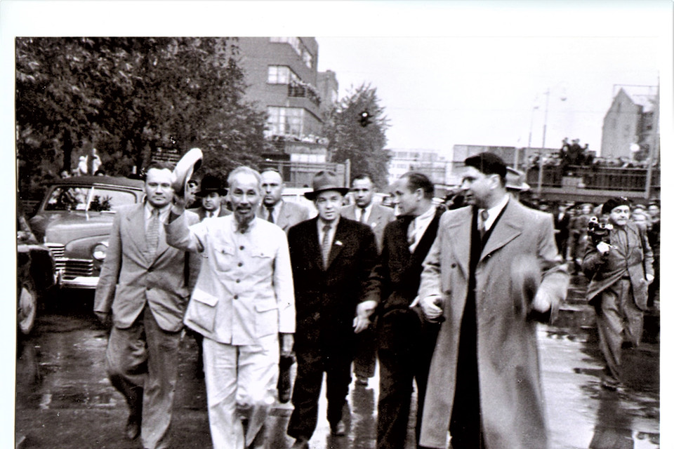 Chủ tịch Hồ Chí Minh thăm nhà máy Uralmash mang tên Ordzhonikidze ở Sverdlovsk, nay là Yekaterinburg. (Nguồn: TTXVN)