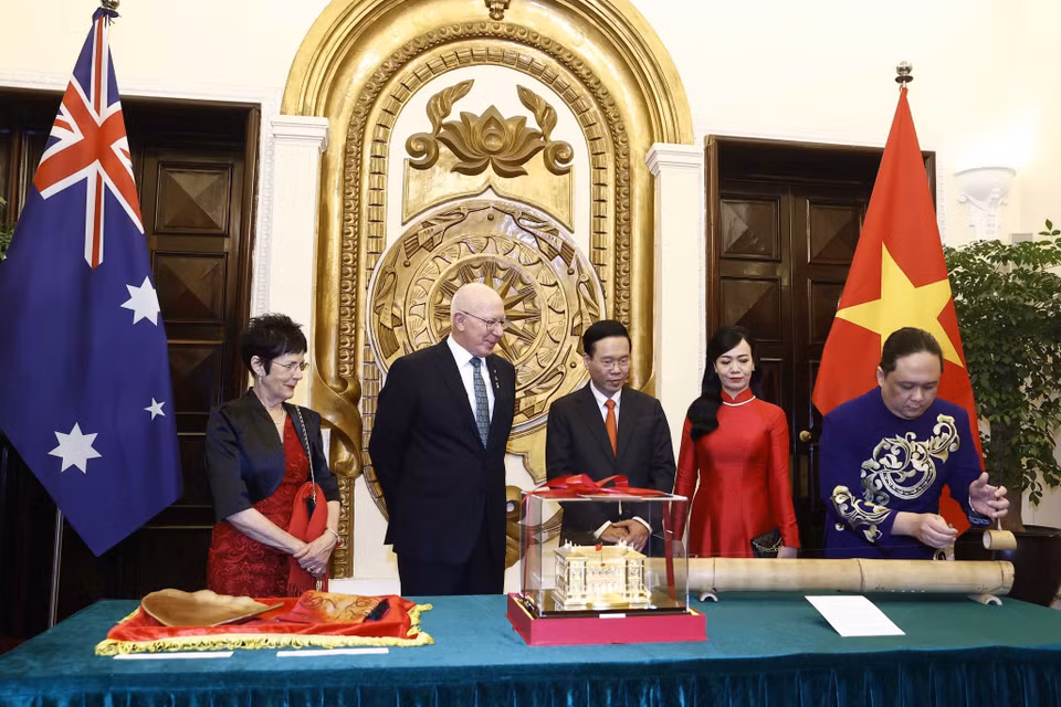 Chủ tịch nước Võ Văn Thưởng và Phu nhân trao đổi tặng phẩm với Toàn quyền Australia David Hurley và Phu nhân. (Ảnh: Thống Nhất/TTXVN)