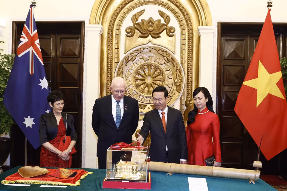 Chủ tịch nước Võ Văn Thưởng cùng Phu nhân và Toàn quyền Australia David Hurley cùng Phu nhân trao đổi quà tặng. (Ảnh: Thống Nhất/TTXVN)