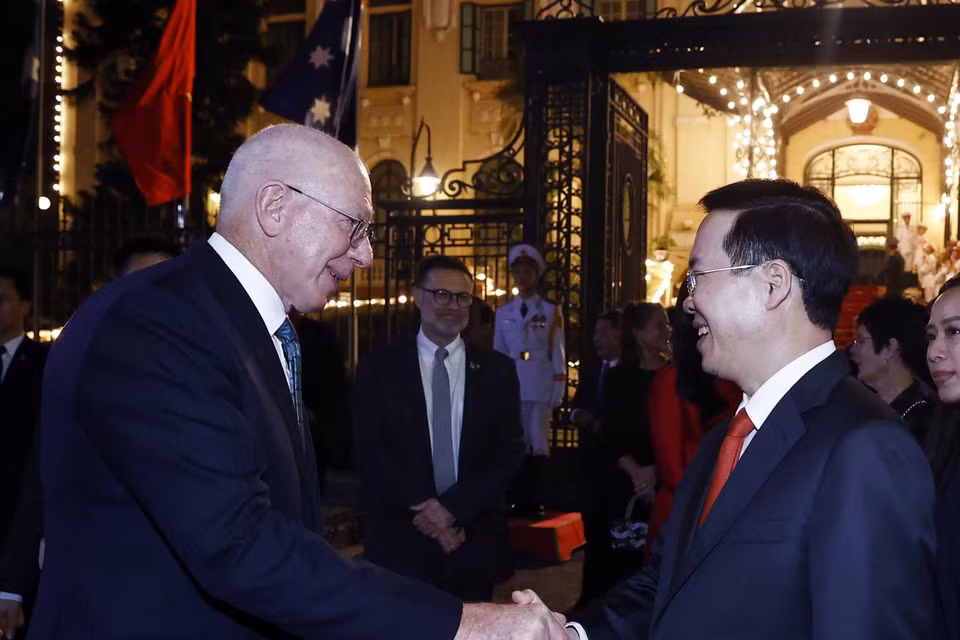 Chủ tịch nước Võ Văn Thưởng đón Toàn quyền Australia David Hurley và Phu nhân tới dự tiệc chiêu đãi chào mừng. (Ảnh: Thống Nhất/TTXVN)