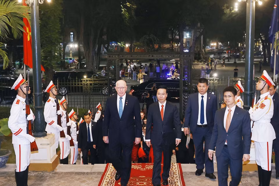 Chủ tịch nước Võ Văn Thưởng đón Toàn quyền Australia David Hurley và Phu nhân tới dự tiệc chiêu đãi chào mừng. (Ảnh: Thống Nhất/TTXVN)