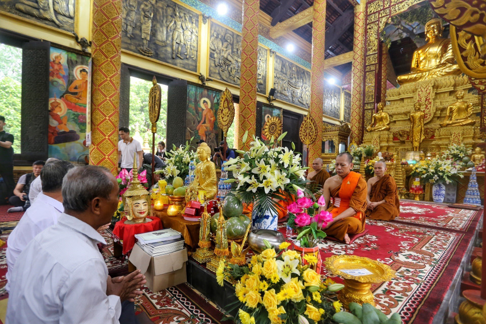 Lễ Tam Bảo cùng các Chư Tăng tụng kinh Cầu an năm mới thực hiện trong Chánh điện. (Ảnh: Tuấn Đức/TTXVN)