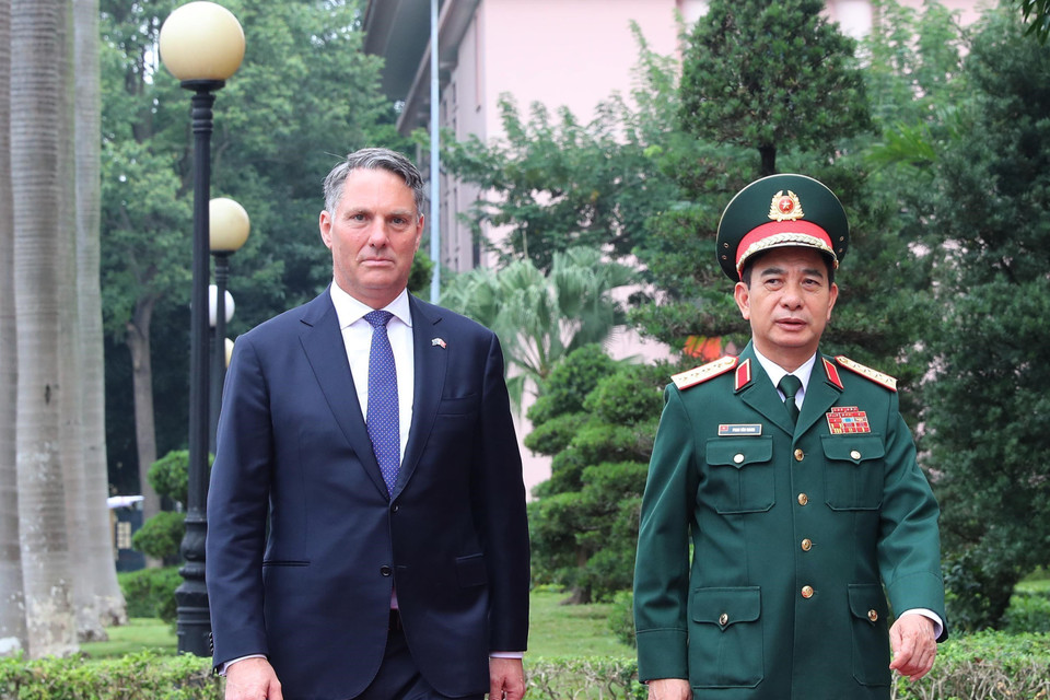 Đại tướng, Bộ trưởng Quốc phòng Phan Văn Giang đón Phó Thủ tướng, Bộ trưởng Quốc phòng Australia Richard Males. (Ảnh: Trọng Đức/TTXVN)