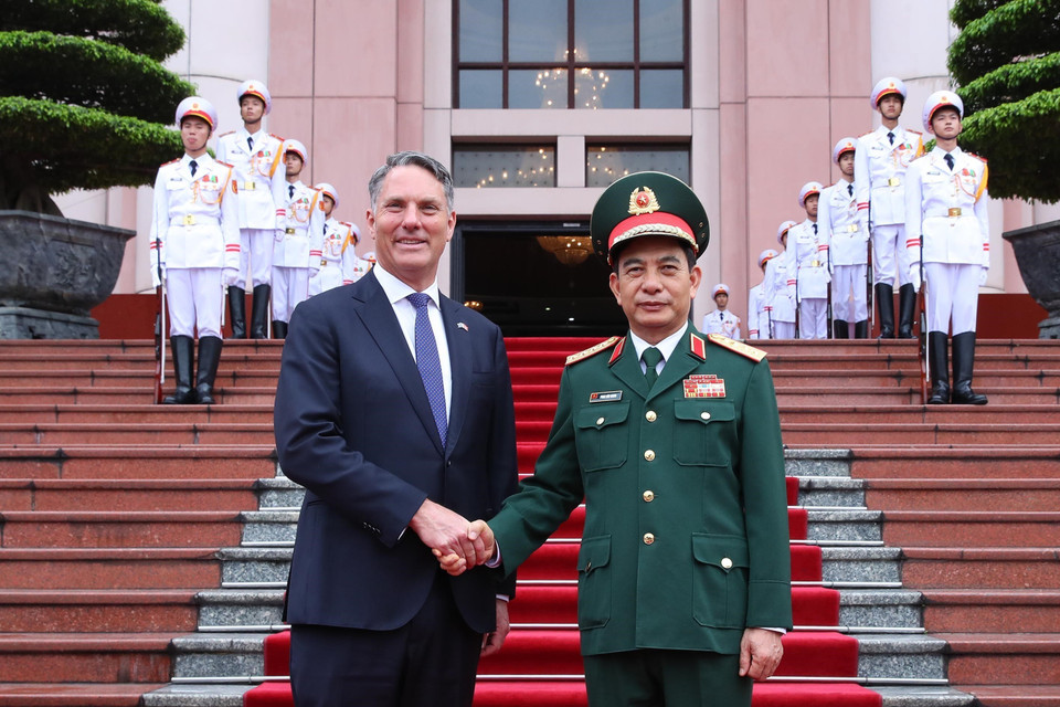 Bộ trưởng Quốc phòng Phan Văn Giang và Phó Thủ tướng, Bộ trưởng Quốc phòng Australia Richard Males tại lễ đón. (Ảnh: Trọng Đức/TTXVN)