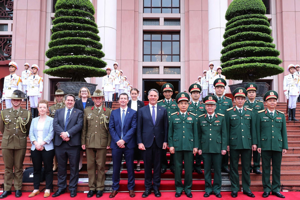 Bộ trưởng Quốc phòng Phan Văn Giang và Phó Thủ tướng, Bộ trưởng Quốc phòng Australia Richard Males với đại biểu hai nước. (Ảnh: Trọng Đức/TTXVN)