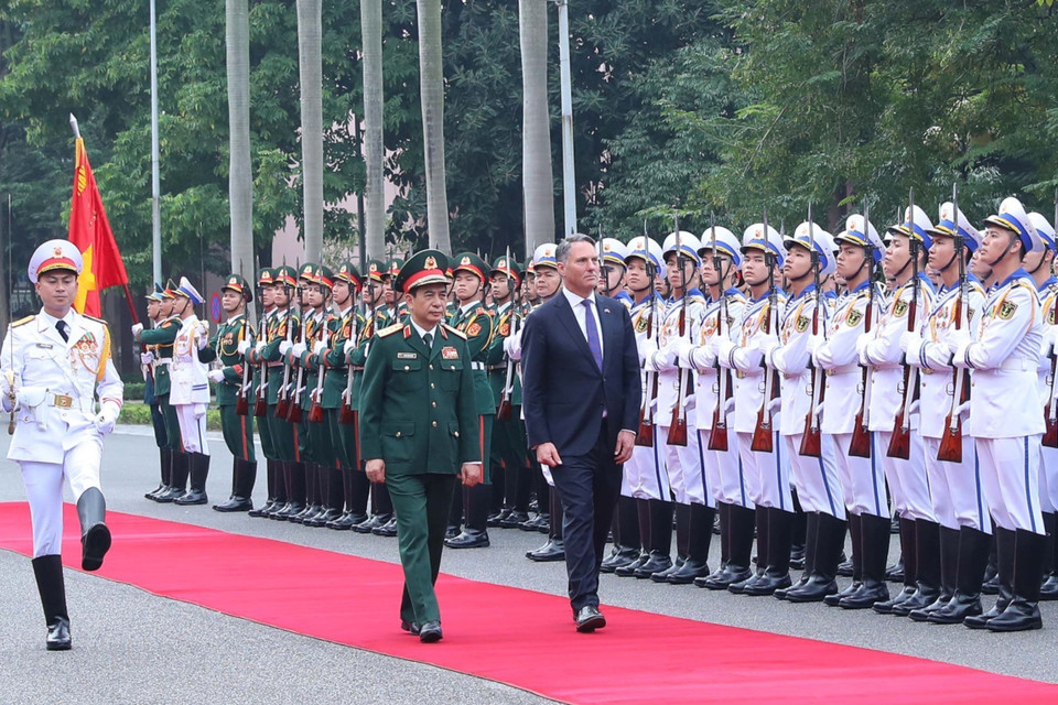 Đại tướng, Bộ trưởng Quốc phòng Phan Văn Giang và Phó Thủ tướng, Bộ trưởng Quốc phòng Australia Richard Males duyệt đội Danh dự Quân đội Nhân dân Việt Nam tại lễ đón. (Ảnh: Trọng Đức/TTXVN)