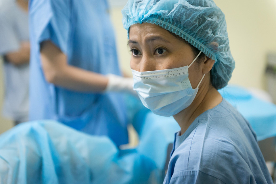 Hơn 20 năm qua, nữ bác sỹ phụ sản, chuyên về điều trị hiếm muộn và vô sinh Vương Thị Ngọc Lan cùng chồng là bác sỹ Hồ Mạnh Tường đã miệt mài trong các phòng thí nghiệm, cần mẫn bên các phôi thai để ươm mầm hạnh phúc, mang lại tiếng cười cho nhiều cặp vợ chồng vô sinh hiếm muộn. Bác sỹ Vương Thị Ngọc Lan được ví như “bà mẹ ngàn con” và trở thành một tên tuổi lớn trong lĩnh vực sinh sản vô sinh. Họ trở thành “cặp bài trùng” mà tên tuổi của họ là bảo chứng cho tài năng, nhiệt huyết và khả năng thành công cao của thụ tinh ống nghiệm. (Nguồn: TTXVN phát)