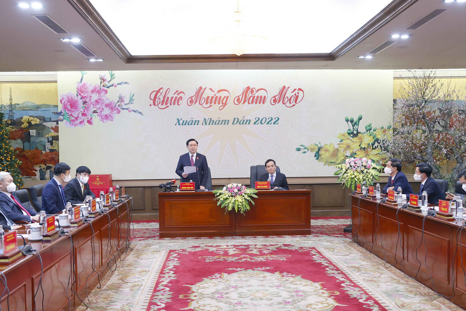 Chủ tịch Quốc hội Vương Đình Huệ đến thăm, chúc Tết và làm việc với Ban Thường vụ Thành ủy Hải Phòng. (Ảnh: Doãn Tấn/TTXVN)